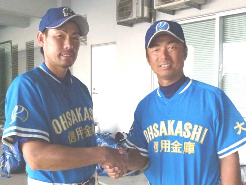 完封の柴田投手（左）とガッチリ握手する大阪市信用金庫・長岡監督