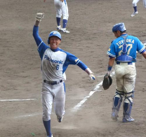＜パナソニック鳥取野球部・大阪市信用金庫＞サヨナラのホームを踏み手を挙げて喜ぶ三上（左）