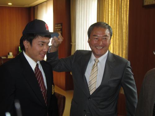 中田スカウト部長（右）の指名挨拶を受け、笑顔を浮かべる古本（左）