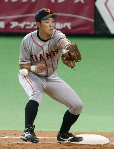 12回日本ハム１死一塁、大野の投前犠打で一塁ベースカバーに入り、投手西村からの送球を捕り損ねる二塁手藤村