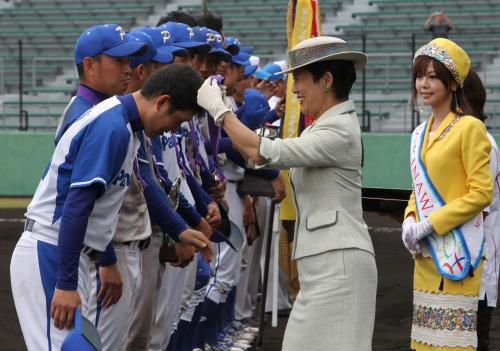 ＜パナソニック鳥取野球部・キャプティ＞優勝したパナソニック鳥取野球部ナインにメダルを授与する全日本軟式野球連盟名誉総裁の高円宮妃久子さま