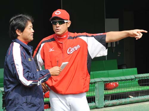 広島・石井守備走塁コーチ（右）と話すプロゴルファーの横田