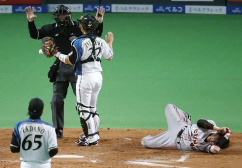 ４回巨人無死一塁、多田野（65）の頭部付近への投球に倒れる加藤。捕手鶴岡