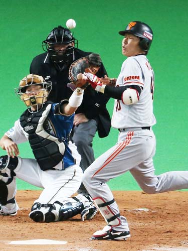 ＜日・巨＞４回無死一塁、加藤の胸元付近への投球が捕手のミットをはじく。柳田球審は目を閉じているように見えるが…