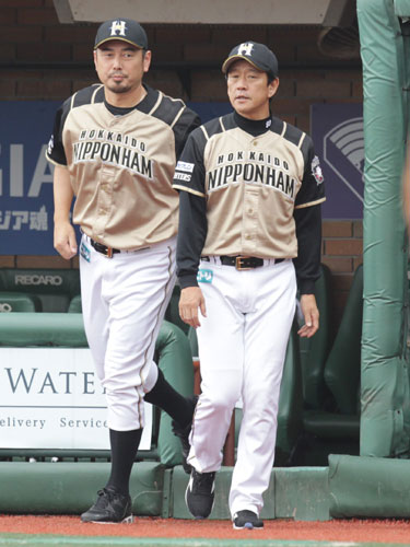 日本ハムの栗山監督（右）と吉井コーチ