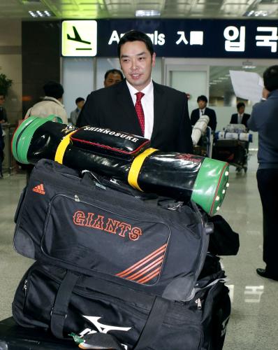 ６日、野球のアジア・シリーズ参加のため、釜山に到着した巨人・阿部