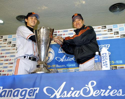 アジア・シリーズ優勝記者会見で、握手を交わす最優秀選手の巨人・坂本（左）と原監督