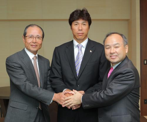 ソフトバンクの孫オーナー（右）と笑顔で握手を交わす王球団会長（左）、秋山監督