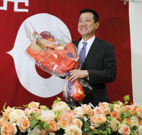 正力松太郎賞の受賞が決まり、花束を手に笑顔の巨人・原監督