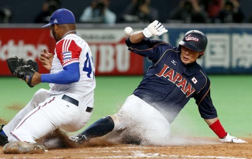 ８回日本２死三塁、打者松田のとき、Ｏ・デスパイネ（左）の暴投で糸井が生還