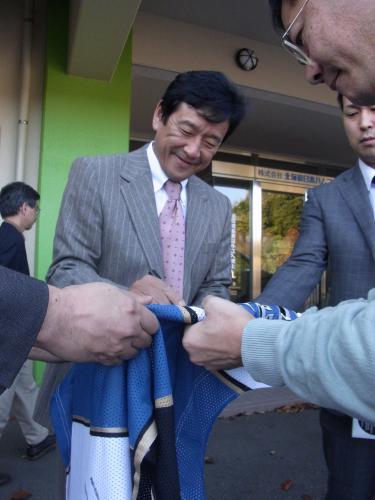 鎌ケ谷の２軍施設でファンにサインする日本ハム・栗山監督