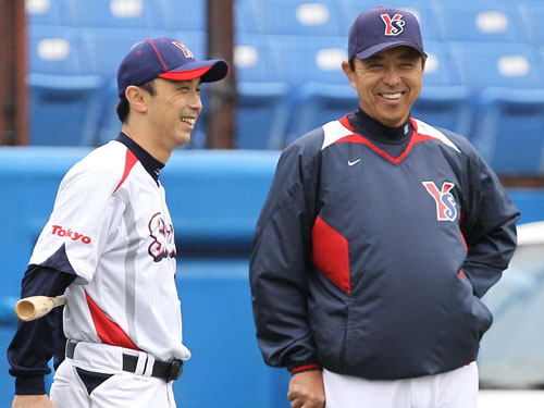 「僕には特別な人」――。小川監督（右）の下で来季現役１９年目のシーズンを迎えるヤクルト・宮本