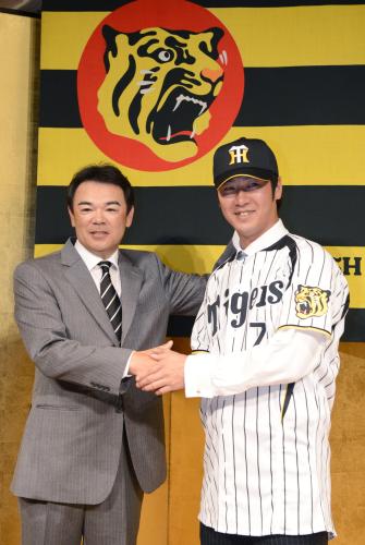 阪神・和田監督（左）と笑顔で握手を交わす西岡剛
