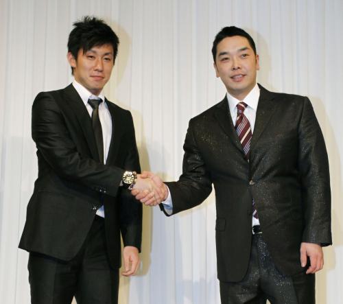 ＭＶＰをともに初受賞し、握手を交わす日本ハムの吉川光夫投手（左）と巨人の阿部慎之助捕手