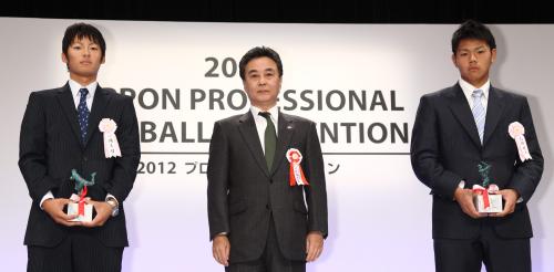 ファーム新人賞を受賞した巨人・一岡（左）と中日・高橋（右）。中央は宮内スポーツニッポン常務執行役員編集担当