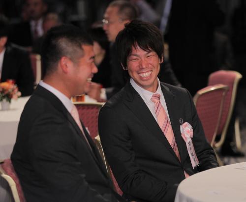 大竹（左）と談笑する広島・前田健