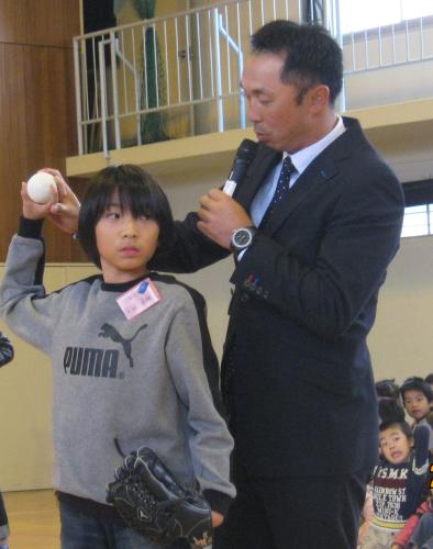 ヤクルト・宮本が大阪府吹田市の母校・藤白台小を訪問し、キャッチボールで児童にアドバイスする