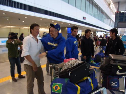 母国ブラジル代表として本戦進出を決めて帰国したヤクルト・ユウイチ（左）はチームメートらと抱擁