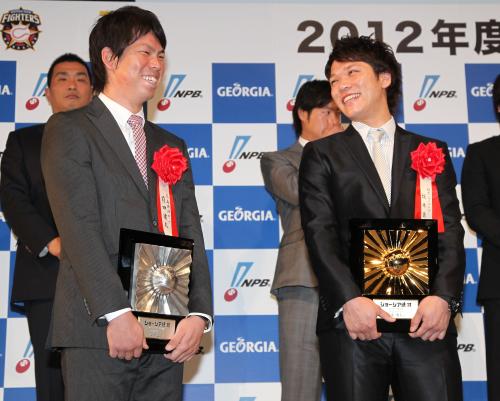 壇上で談笑する大賞の巨人・坂本（右）と特別賞の前田健