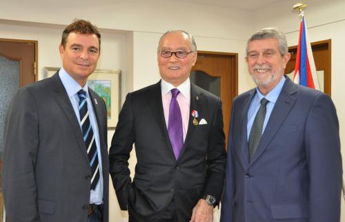勲章を授与され笑顔を見せる長嶋巨人終身名誉監督。左はアントニオ・カストロ氏、右はロドリゲス駐日キューバ大使