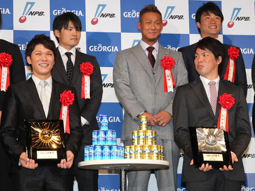 ジョージア魂賞表彰式で記念撮影中に笑顔を見せる（前列左から）大賞の巨人・坂本と特別賞の前田健（後列左から）杉内、中田、新井良