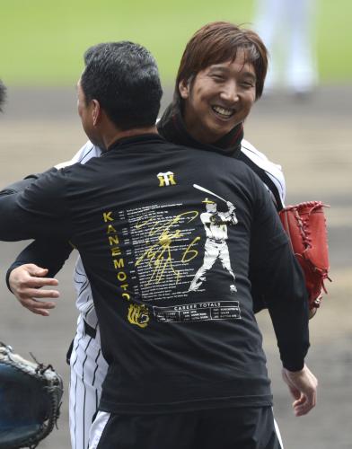 阪神のファン感謝イベントの紅白戦で対戦した金本知憲氏（手前）と抱き合う藤川