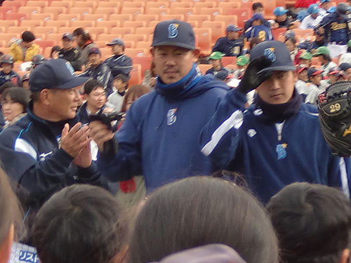 山口（中央）は横浜スタジアムで行われた野球教室に参加
