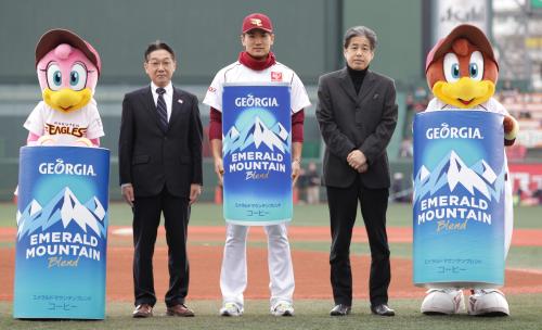 （左から）クラッチーナ、澤田雅武・仙台コカコーラボトリング営業本部部長、田中、二宮清純氏、クラッチ