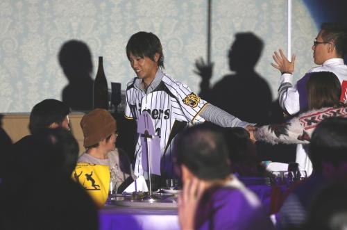 チャリティーイベントに参加した阪神・上本はスポットライトを浴びながら笑顔に入場