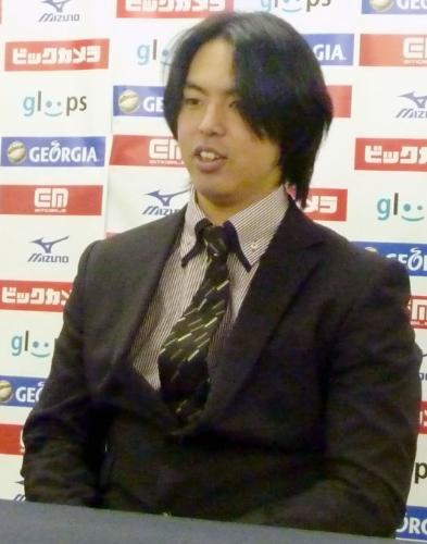 契約更改を終え、記者会見するオリックスの井川慶投手