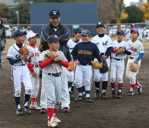 子どもたちに野球を教える巨人・村田