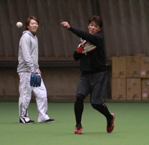 室内練習場で宮西（左）とともにノックを受ける日本ハム・稲葉
