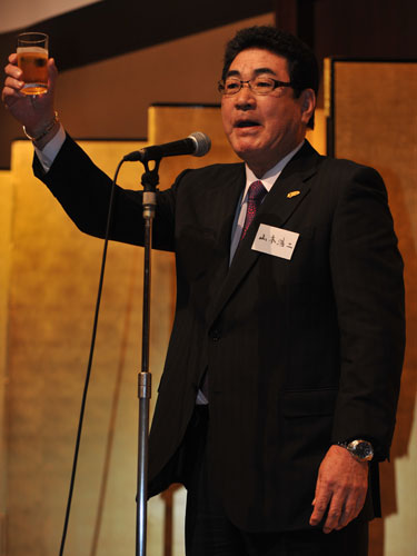広島ＯＢ会で乾杯の音頭を取り、ＷＢＣへ向けて抱負を述べた侍ジャパン・山本監督