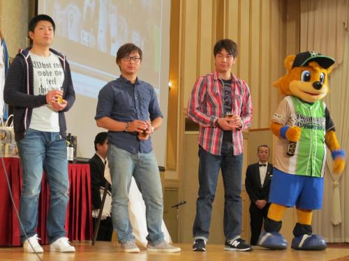 イベントに参加した日本ハムの（左から）森内、谷元、武田勝と２軍マスコットのカービー