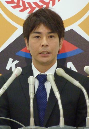 契約更改後、記者会見する日本ハムの武田勝投手