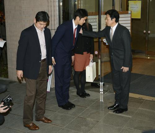 交渉を終え、花巻東高の大谷翔平投手（中央）を見送る日本ハムの栗山監督（右）。左は父親の徹さん
