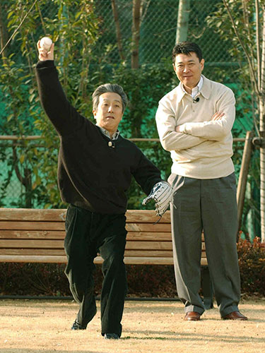 ０４年３月、大リーグ公式戦の始球式に備えて、元巨人投手で野球評論家の江川卓氏（右）の指導で投球練習する歌舞伎俳優の中村勘九郎さん