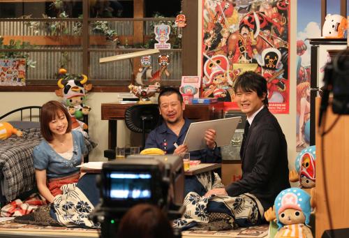 フジテレビＣＳの番組「漫道コバヤシ」収録で、「ワンピース」をテーマに笑顔でトークを繰り広げる（左から）フジテレビ・松尾アナ、ケンドーコバヤシ、西武・涌井