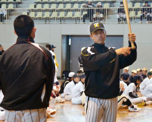 高校球児に打撃指導する阪神の伊藤隼太外野手（右）