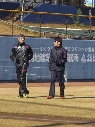 武田勝（右）とランニングを行い、笑顔を見せる日本ハム・増井
