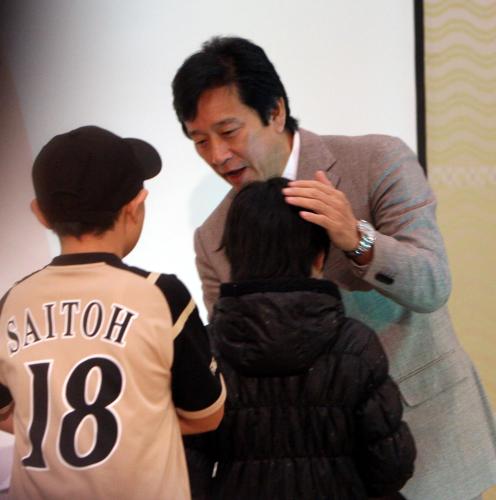 札幌市内で行われたトークショーで、子供たちと触れ合う日本ハム・栗山監督