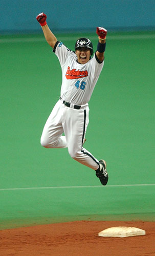 ０１年９月２６日、オリックス戦で劇的な代打逆転満塁サヨナラ本塁打を放ちジャンプして喜ぶ北川博敏