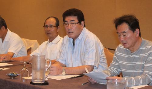 名球会総会に出席した（左から）王理事長、侍ジャパンの山本監督、東尾コーチ