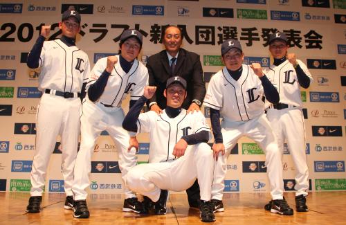 西武新入団選手発表会で笑顔を見せる（左から）佐藤、金子、増田、渡辺監督、高橋、水口