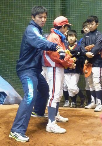 野球教室で指導する米大リーグ・オリオールズの和田毅投手