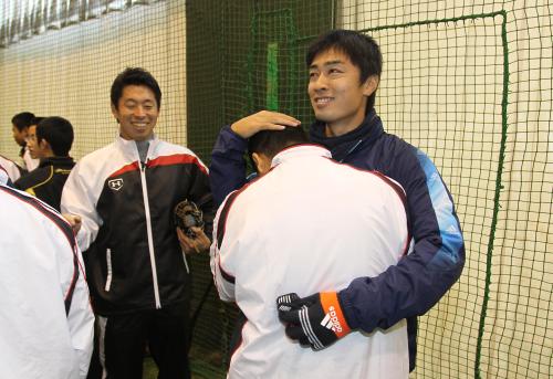 野球教室の参加者に抱きつかれ笑顔の和田（左は田中浩）　