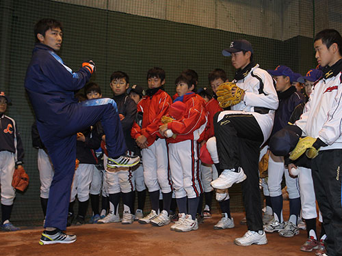 野球教室に参加した子供らに投球指導する和田