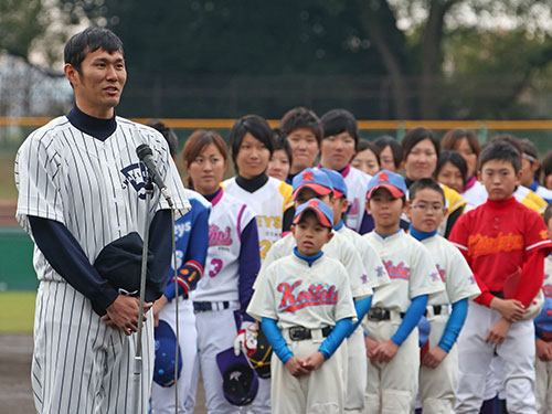 ＜５５年会・女子プロ野球＞試合前、久保は５５年会を代表してあいさつ