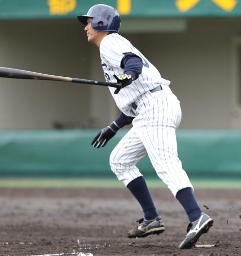＜５５年会・女子プロ野球＞２回、阪神・久保は左前打を放つ