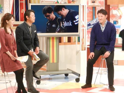 テレビ西日本の「ＤＯ！すぽ」に生出演した内川。中央は池田親興氏